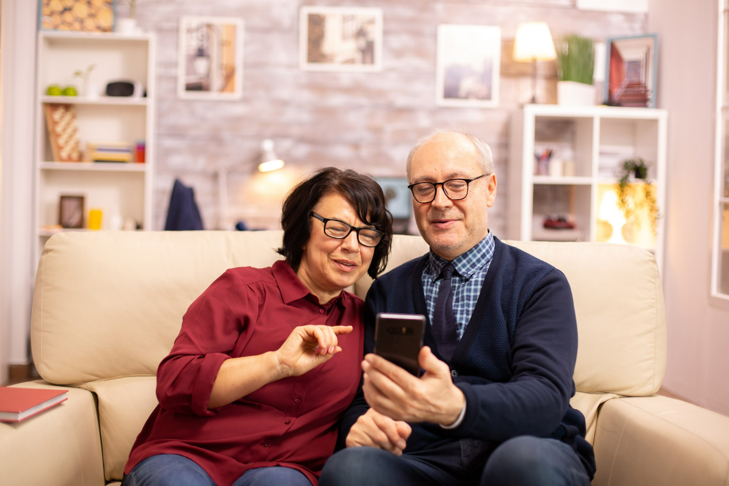 Starsze małżeństwo obsługuje smarfona